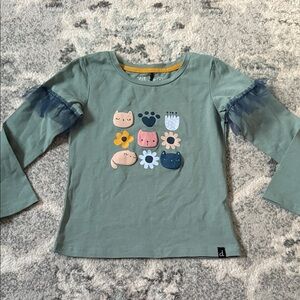 Deux par Deux Girl Organic Cotton T-shirt in sage green with cat graphics
